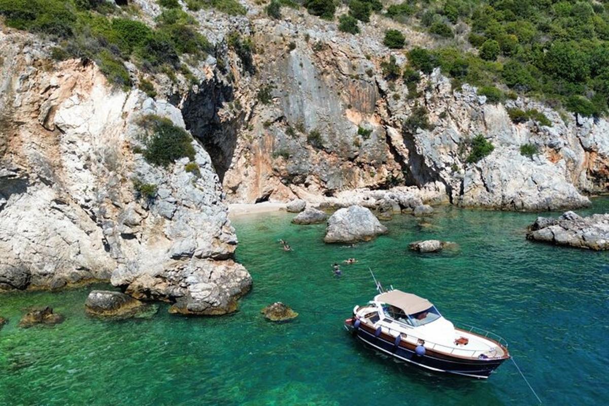 un barco en el agua al lado de una montaña