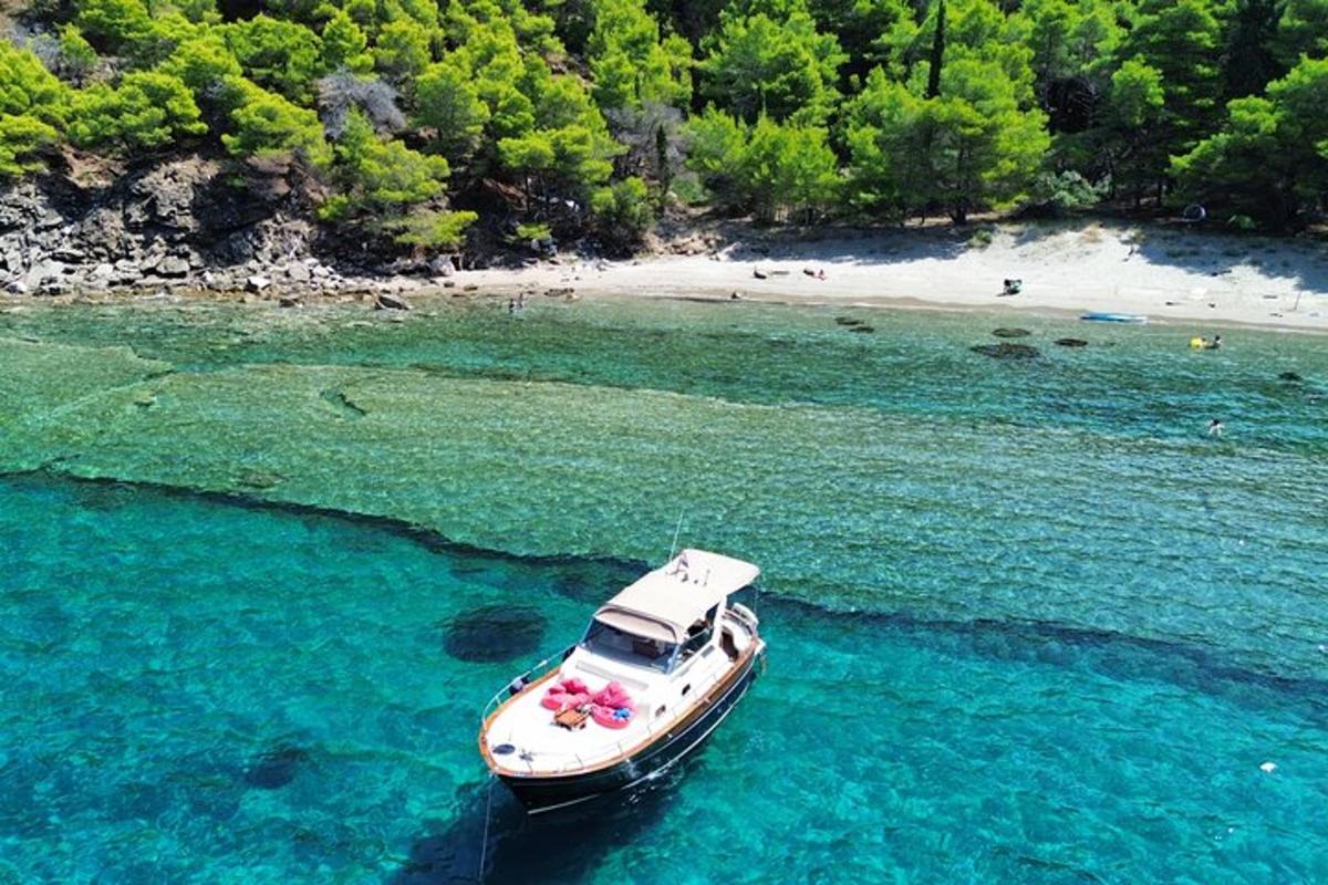 un barco en el agua junto a una playa