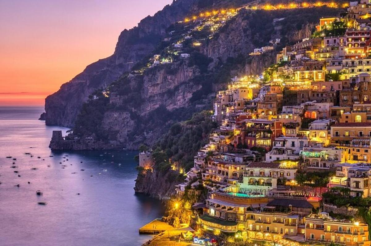 pemandangan pantai amalfi pada waktu malam