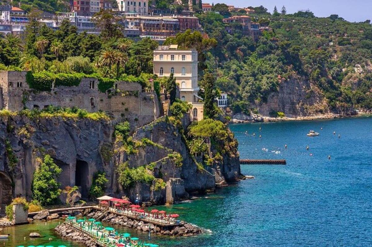 una vista di uno specchio d'acqua con un castello