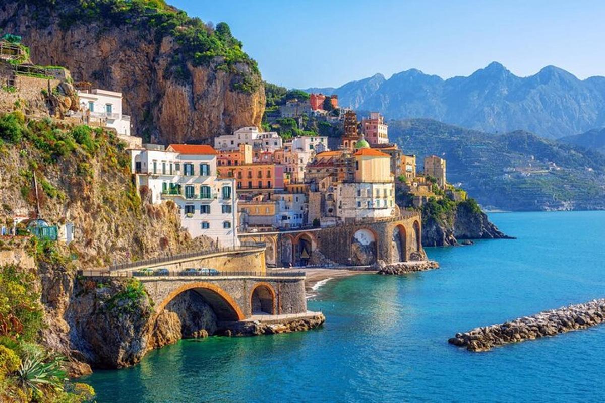 una vista di una città sul fianco di una montagna