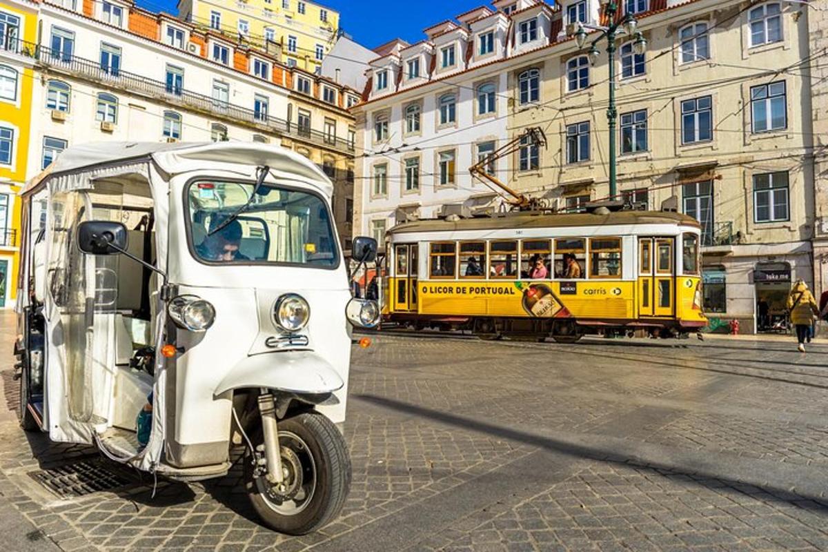 şehir caddesinde sarı ve beyaz bir tramvay