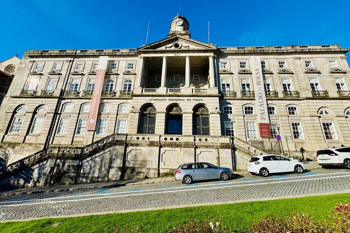 kaks autot pargitud suure hoone ette