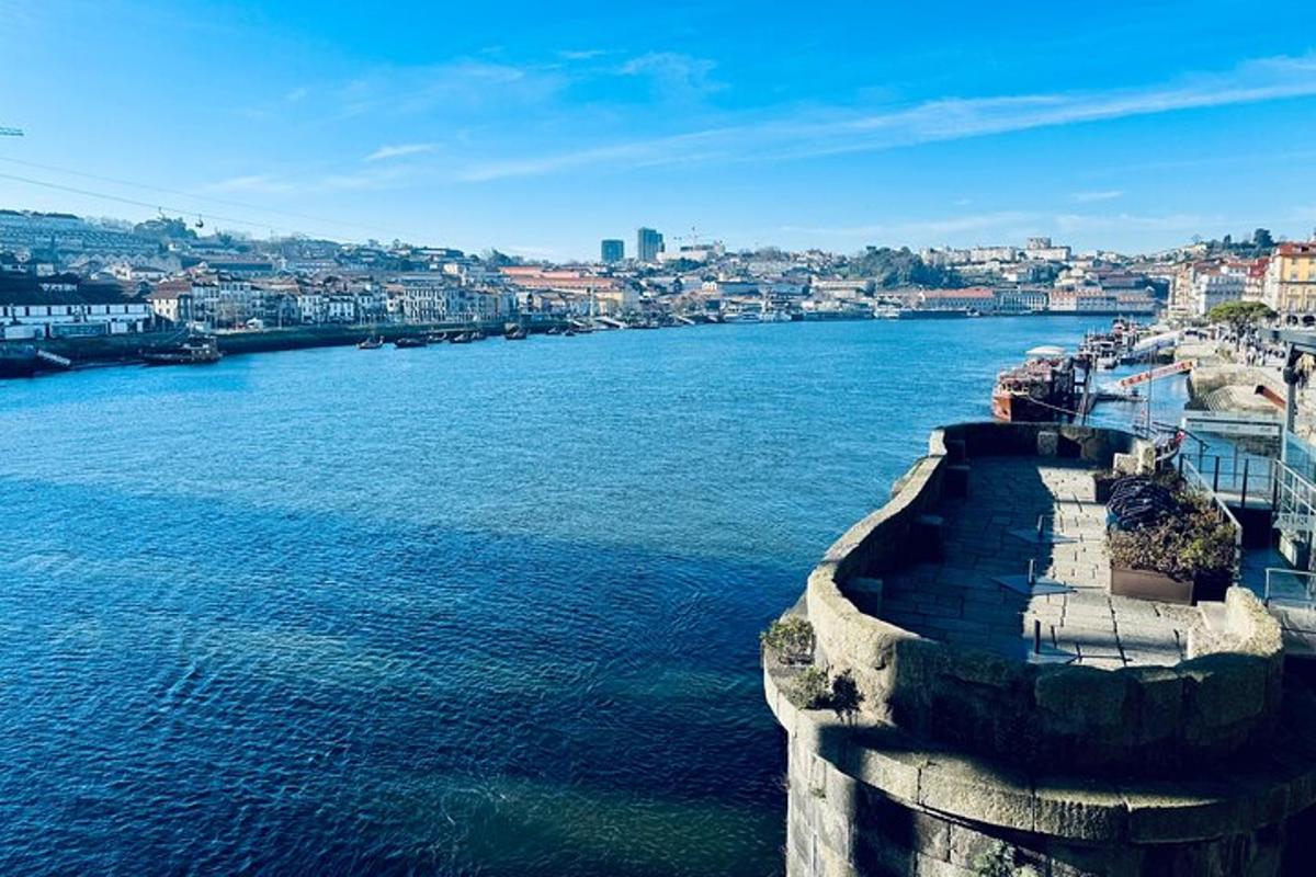 una vista d'un riu amb una ciutat al fons