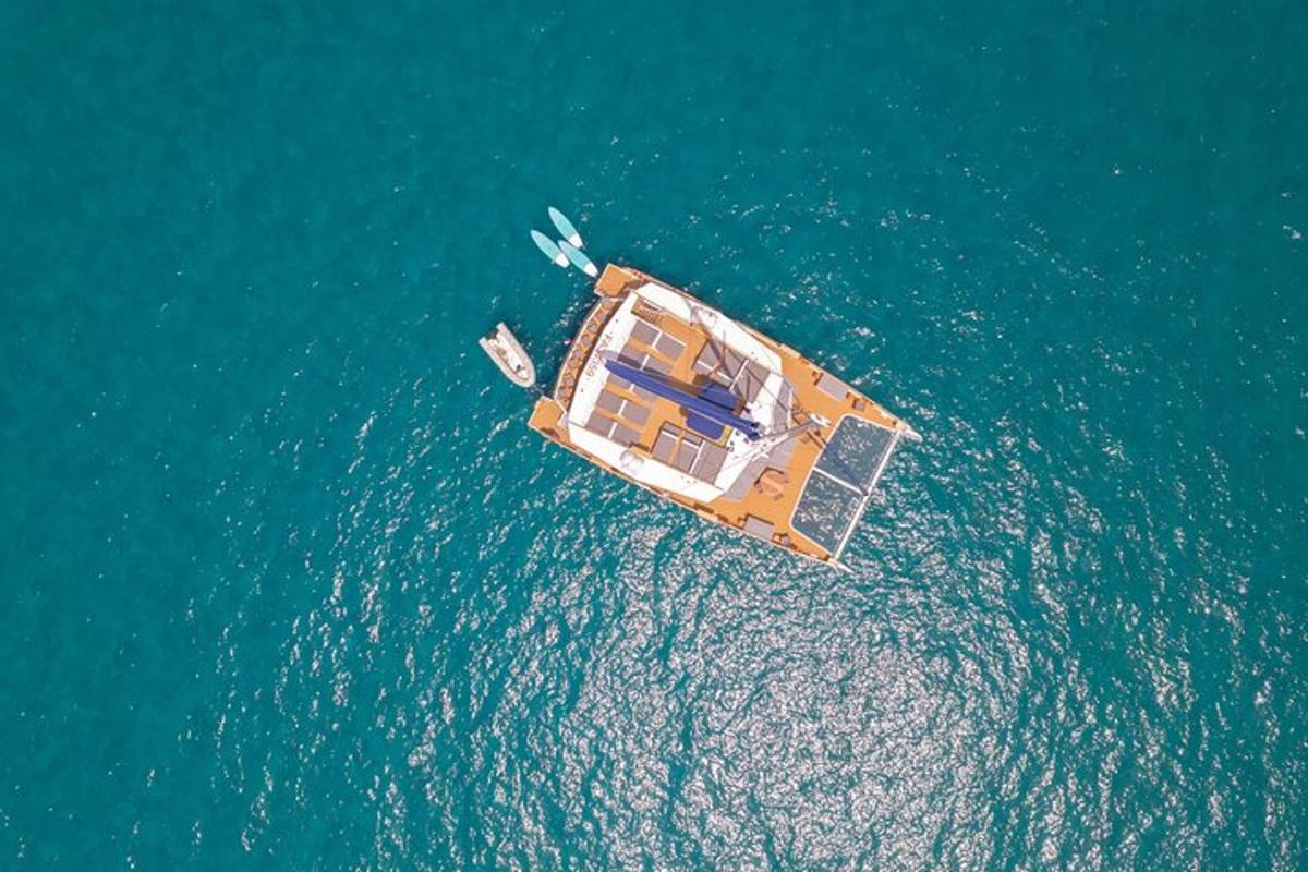 una vista aérea de un barco en el agua