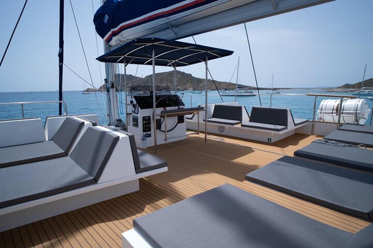 Un barco con sillas y una mesa en la cubierta.
