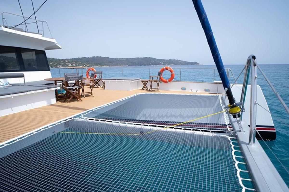 una piscina en la cubierta de un barco en el agua