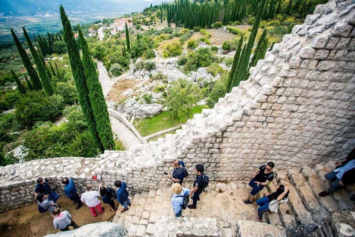 un gruppo di persone in piedi sulle scale di un anfiteatro