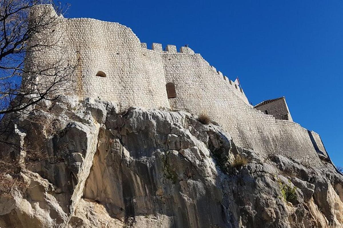 ένα κάστρο που βρίσκεται στην κορυφή ενός βουνού
