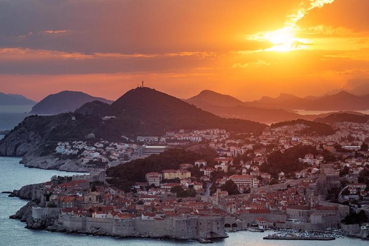 μια θέα της πόλης στο ηλιοβασίλεμα