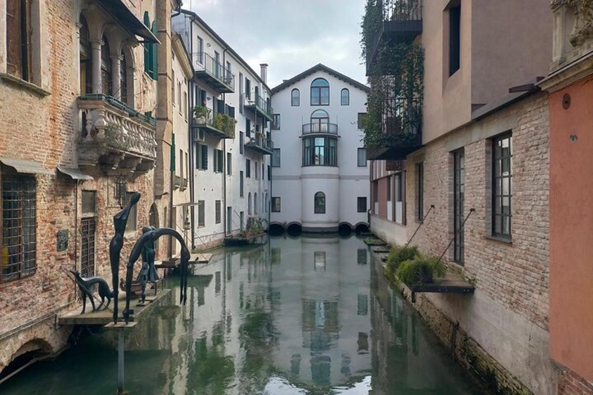 un canale in un vicolo tra due edifici