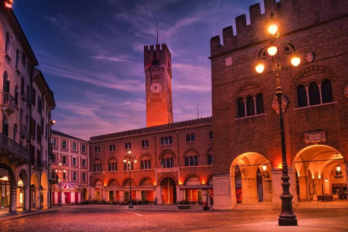 un edificio con una torre dell'orologio in cima
