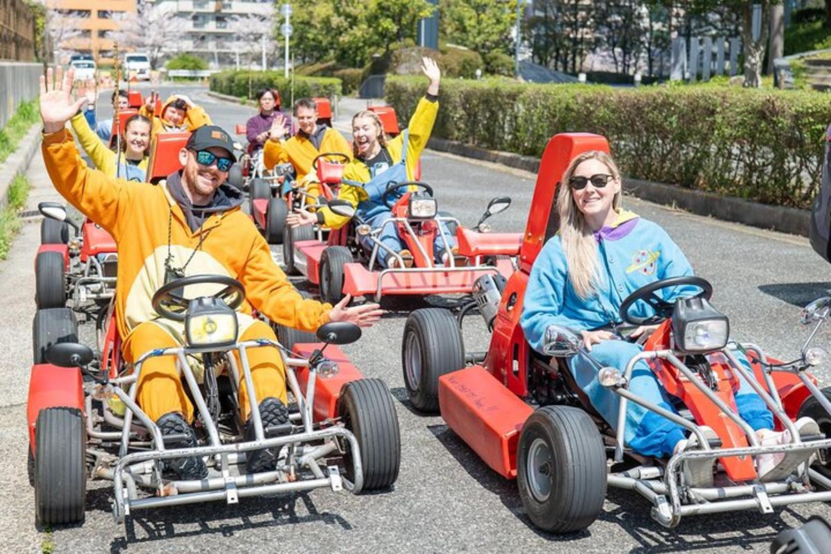 un gruppo di persone che viaggiano su go-kart