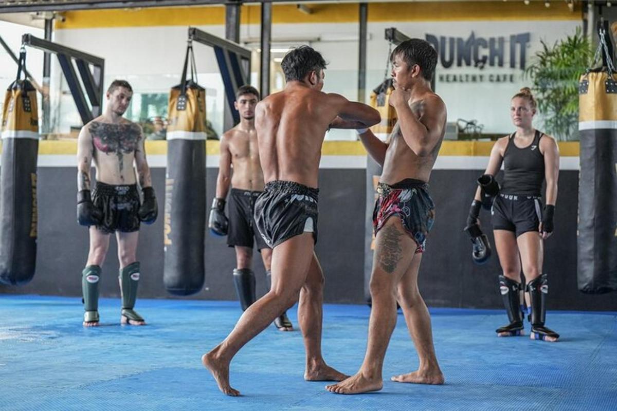 Un grupo de hombres de pie en un ring de lucha libre