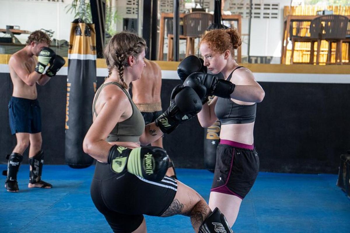 un grupo de personas boxeando en un gimnasio