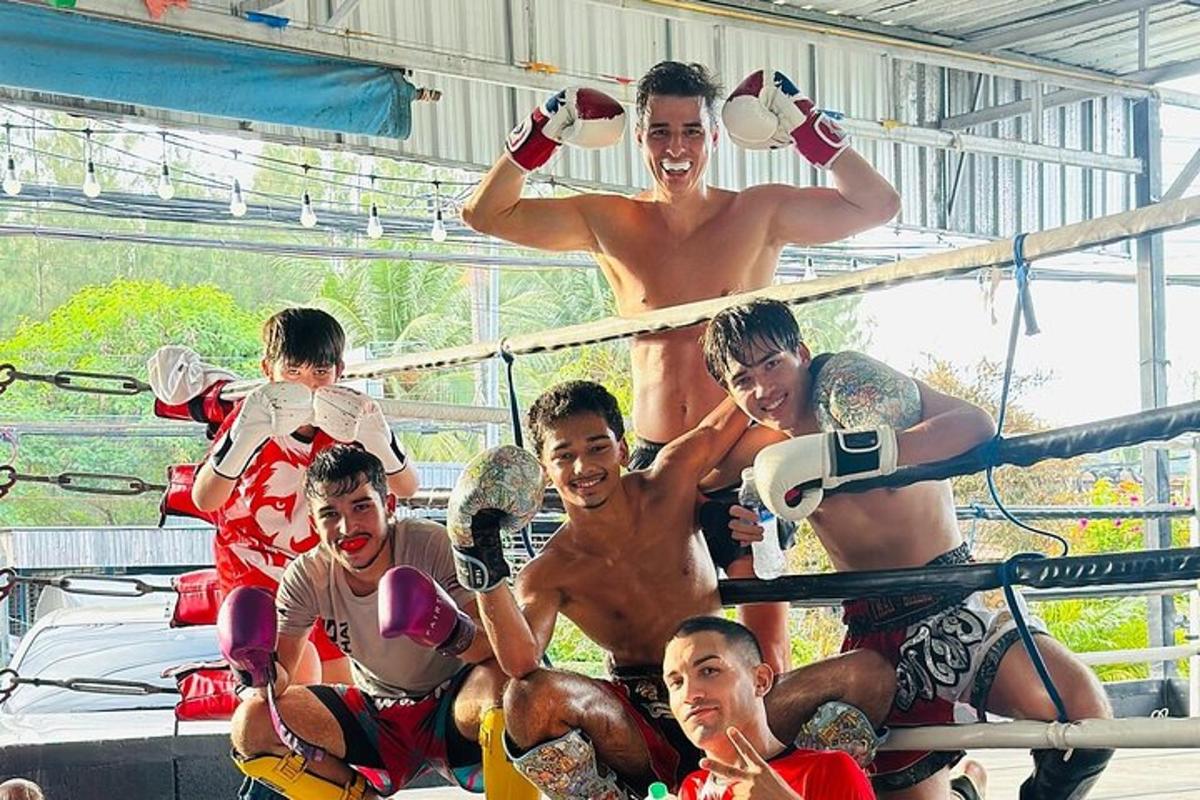 一群男子在拳击场上摆姿势