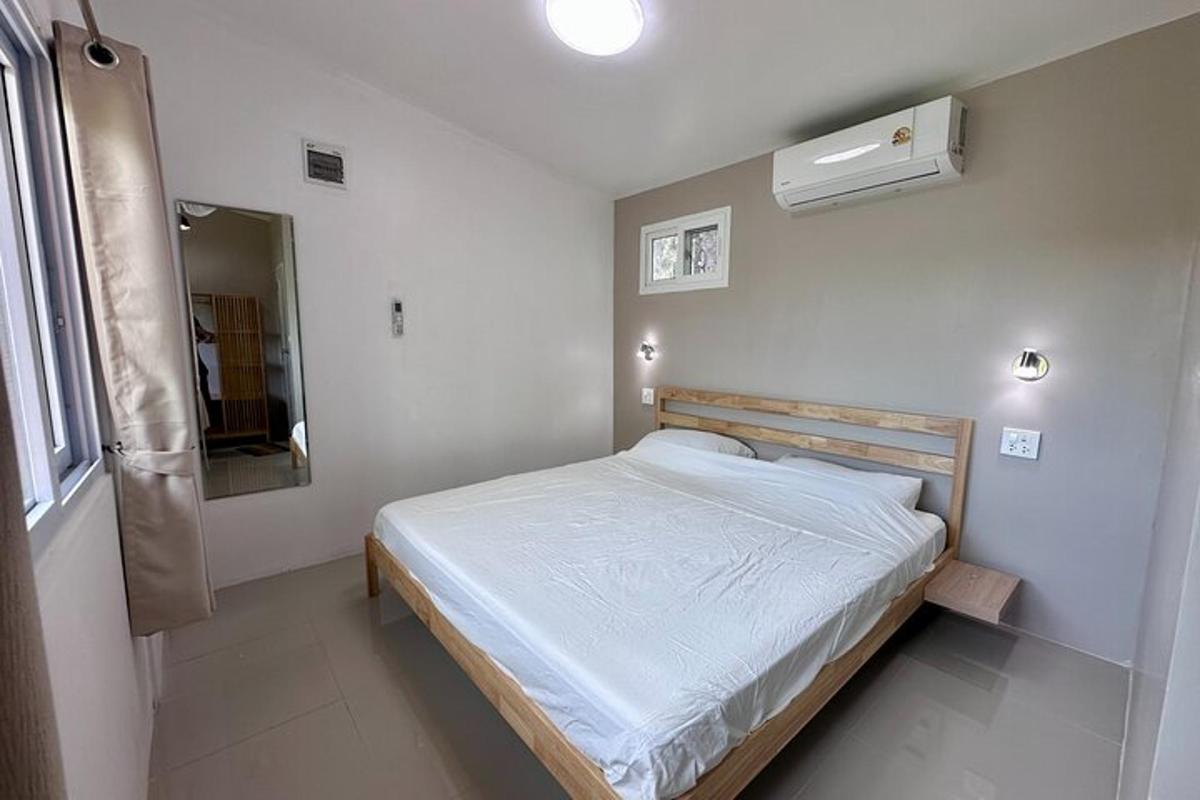 bilik tidur kecil dengan katil dan cermin