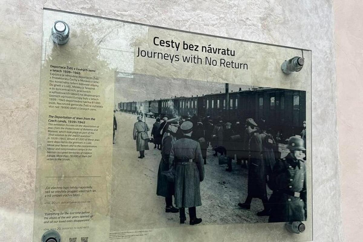 Μια παλιά ασπρόμαυρη φωτογραφία ανθρώπων που στέκονται έξω από ένα τρένο