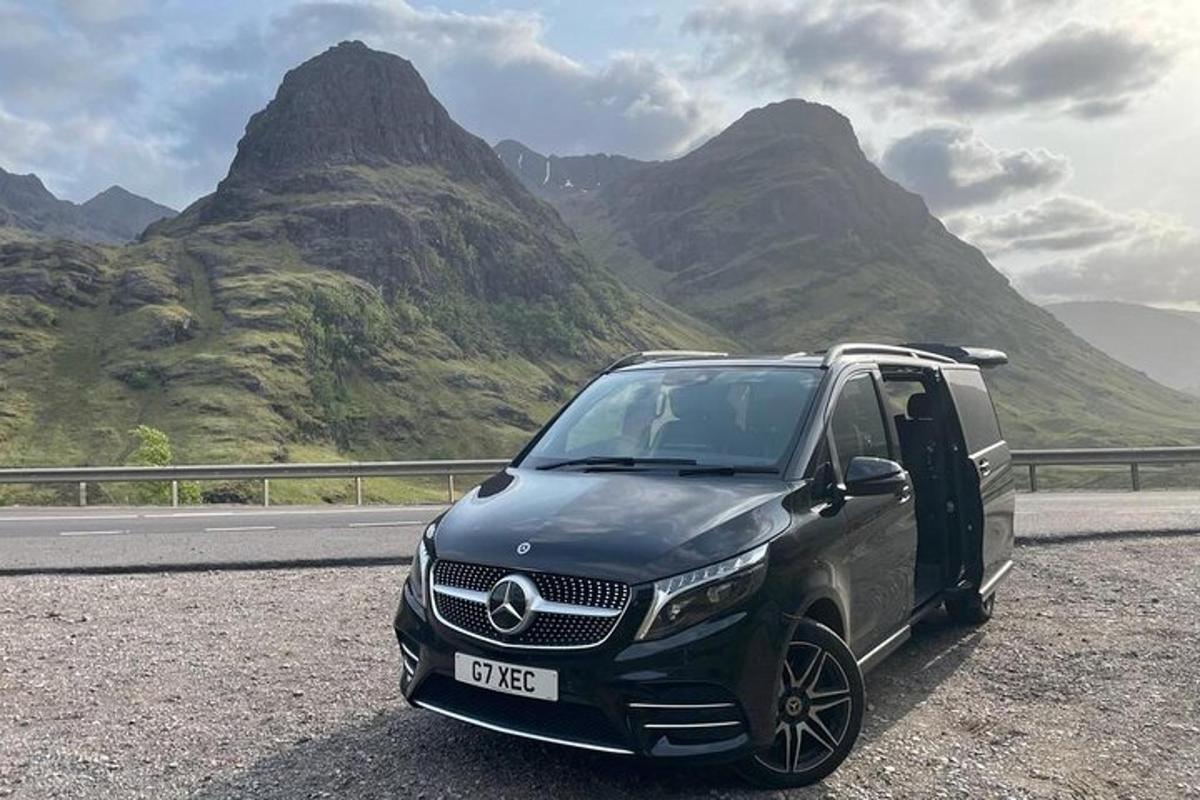 černé SUV zaparkované na kraji silnice