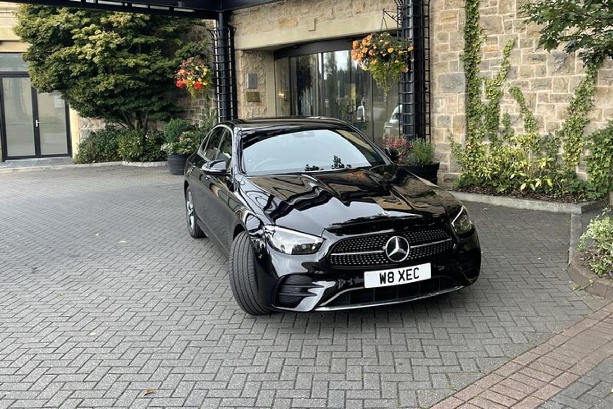 černé auto zaparkované před budovou