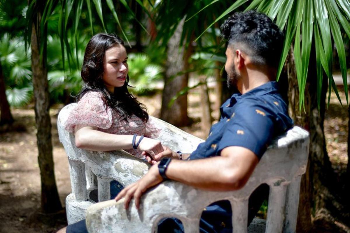 um homem e uma mulher sentados em um banco