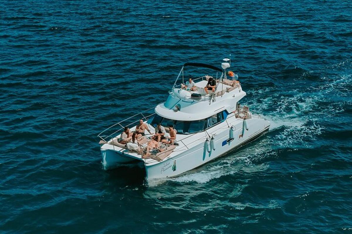 um grupo de pessoas em um barco na água