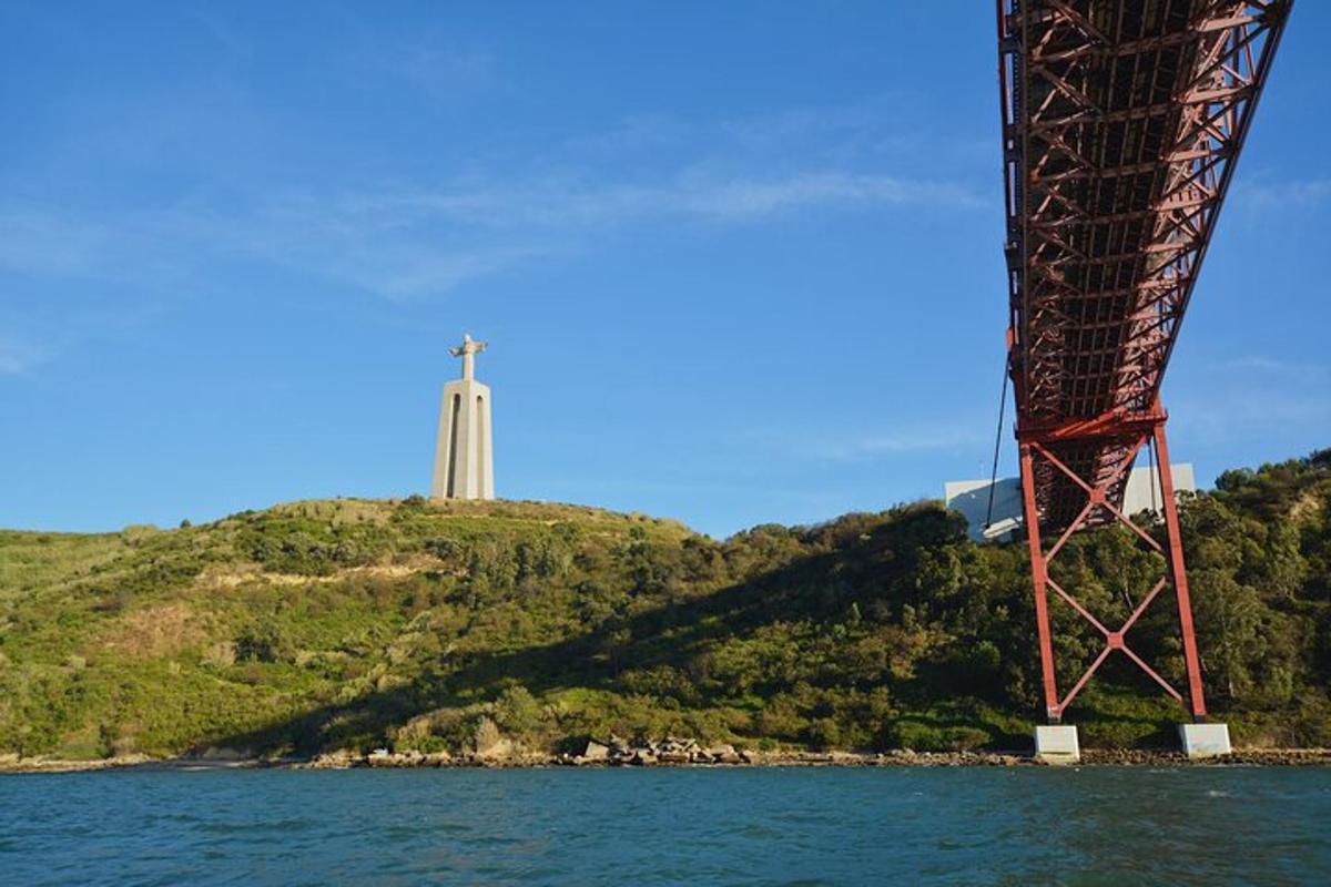 uma ponte sobre a água com uma torre ao fundo