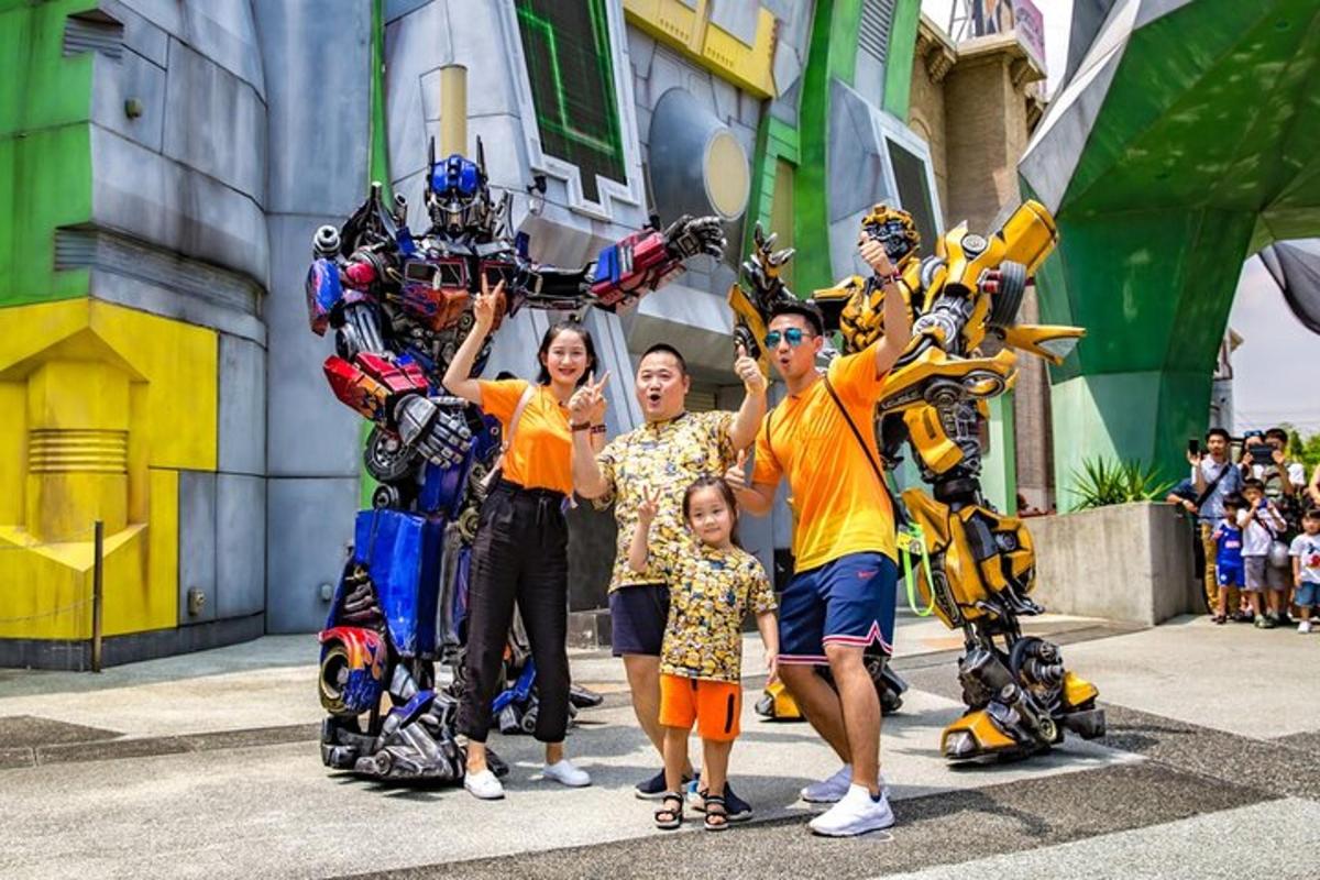 トランスフォーマーの衣装の前でポーズをとる家族