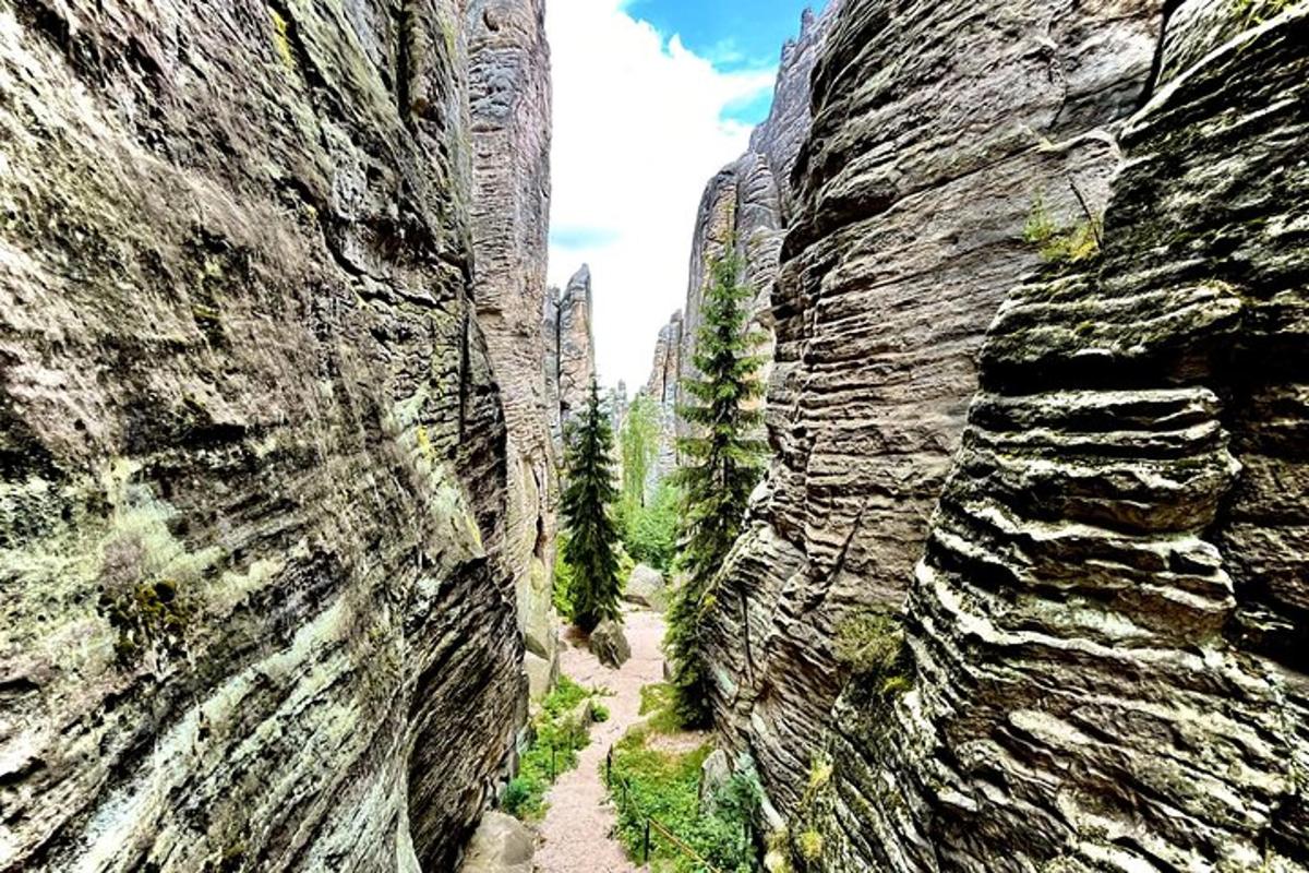 una vista de un cañón entre dos rocas