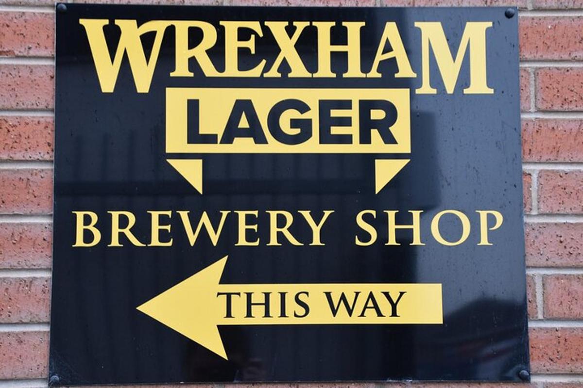 ein Schild für Aiverpool Liver Brewery Shop auf einer Ziegelmauer
