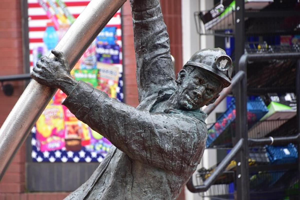 eine Statue eines Baseballspielers mit einem Schläger