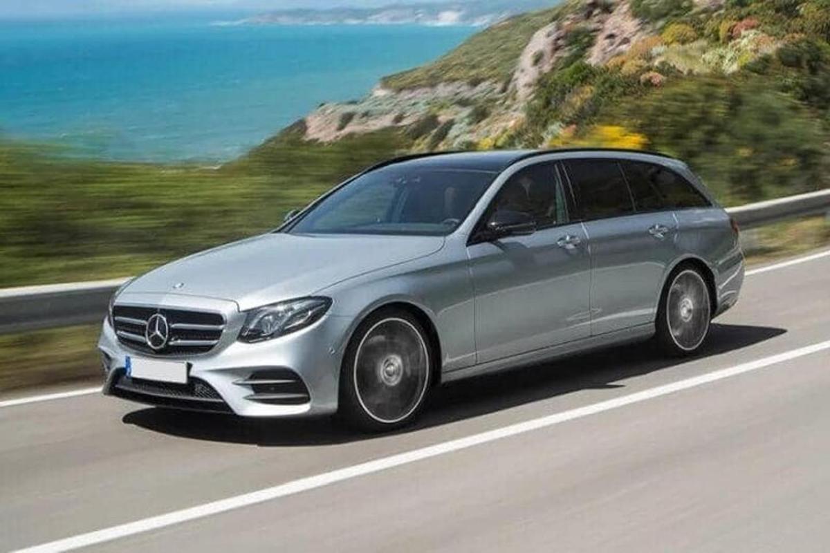 срібний автомобіль Mercedes Benz їде дорогою