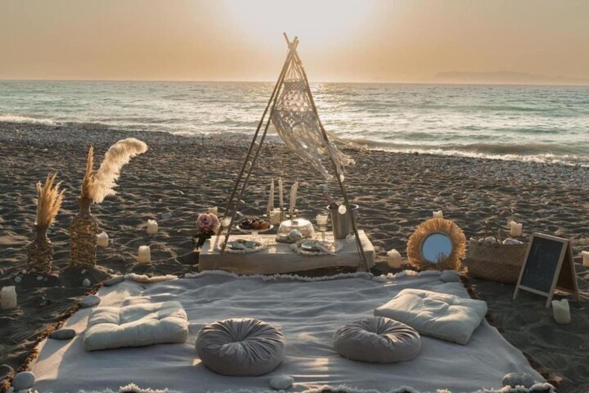 un gruppo di cuscini su una spiaggia con l'oceano