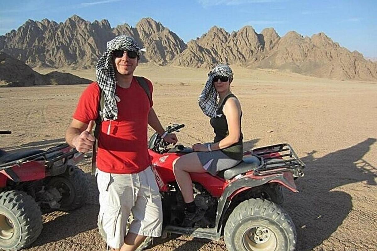 мъж и жена на ATV в пустинята