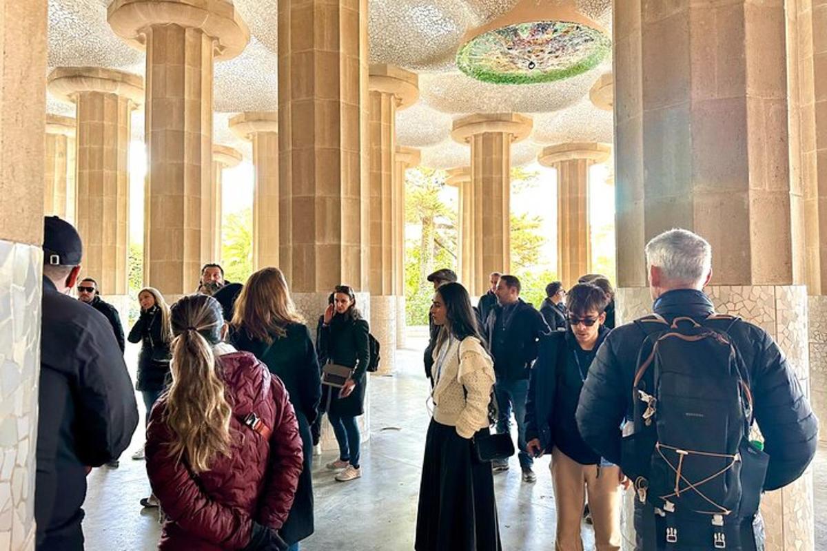 una folla di persone che camminano in un edificio