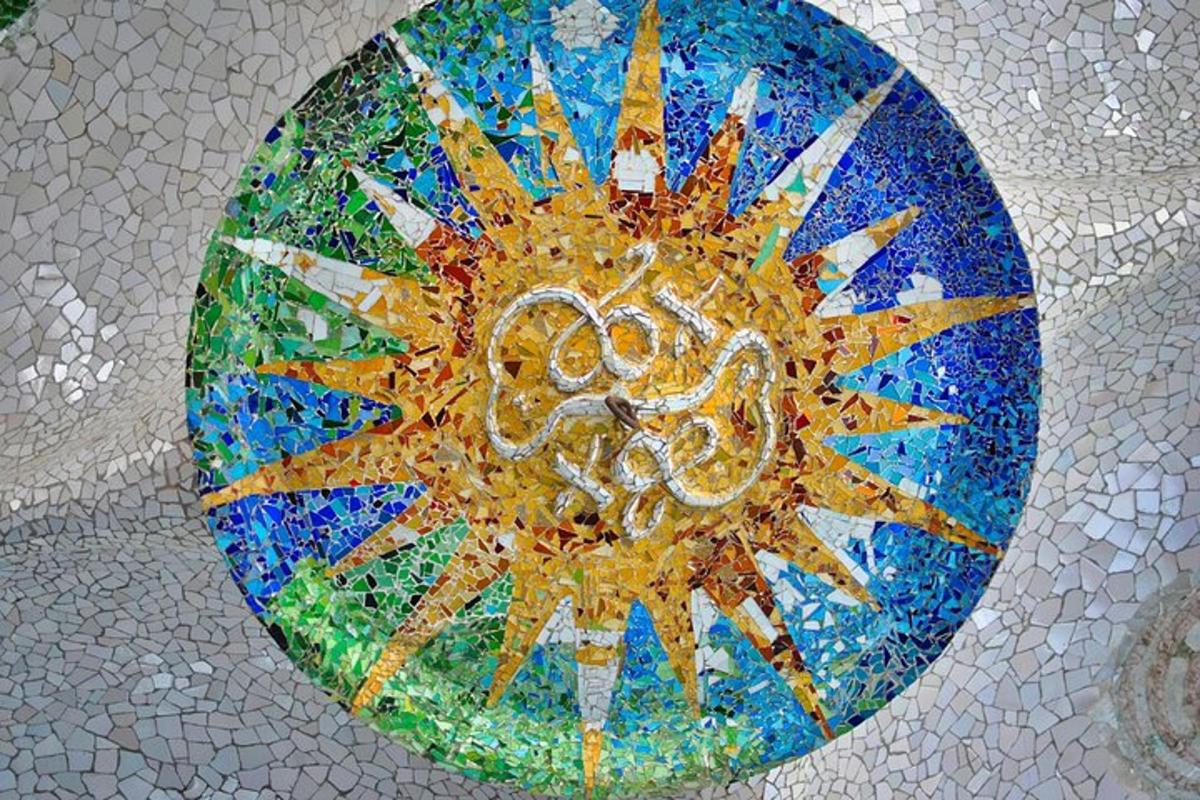 un dipinto di un sole su un pavimento a mosaico