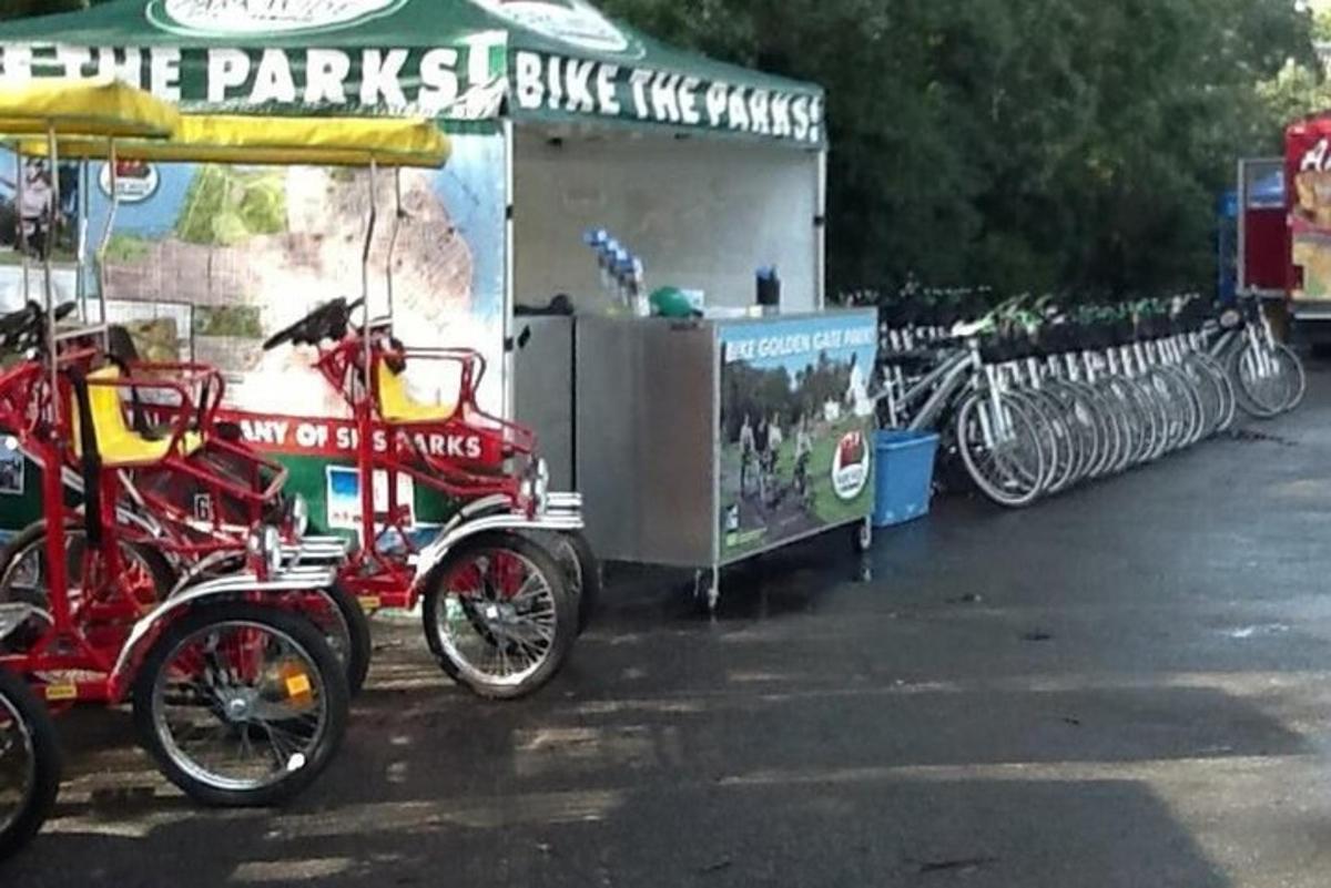 skupina bicyklov zaparkovaných na parkovisku
