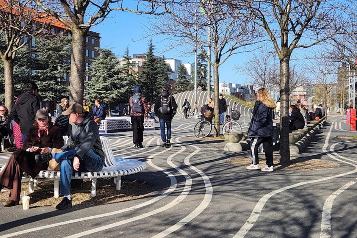 egy csoport ember ül egy padon egy parkban