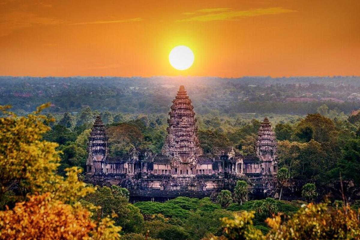 Západ slunce nad chrámy Angkor Wat v Kambodži