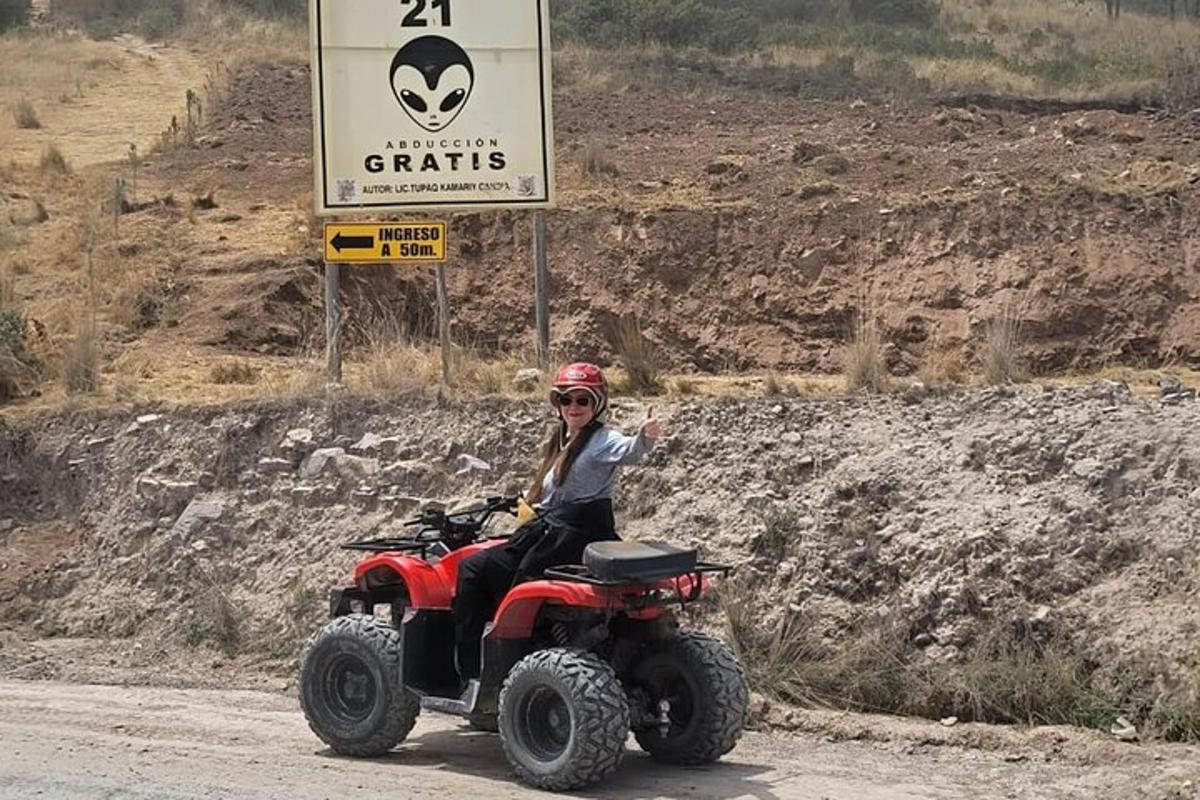 žena sedící na čtyřkolce na silnici