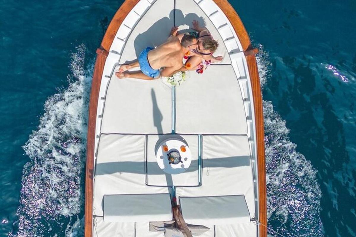 una donna su una barca in acqua