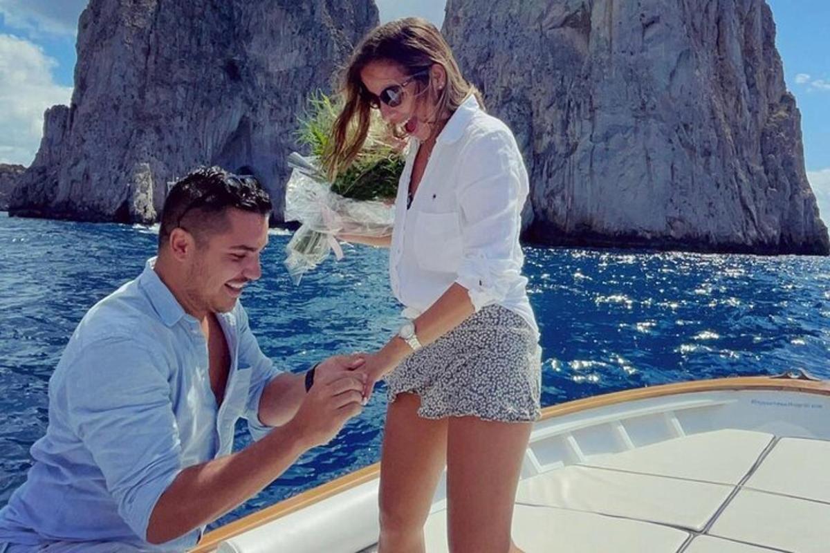 Un hombre y una mujer en un barco en el agua