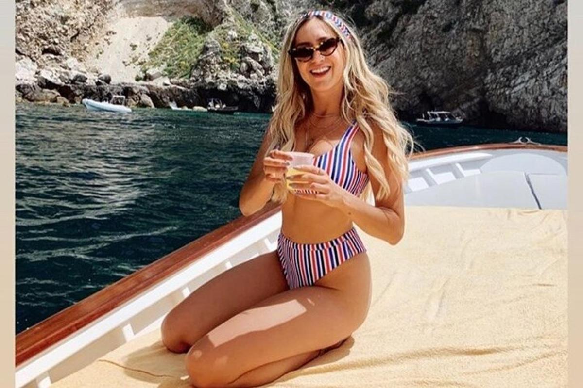 una mujer en bikini sentada en un barco