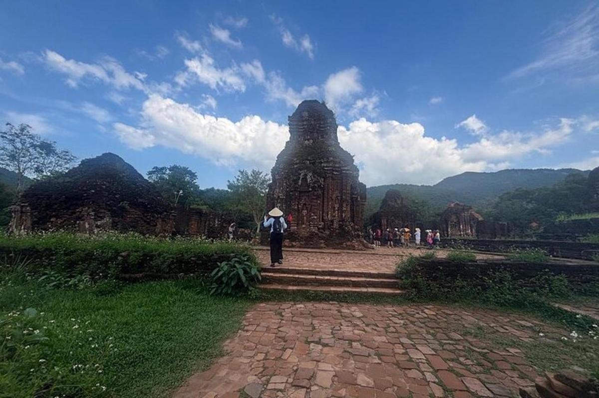 o persoană stă în fața unui templu