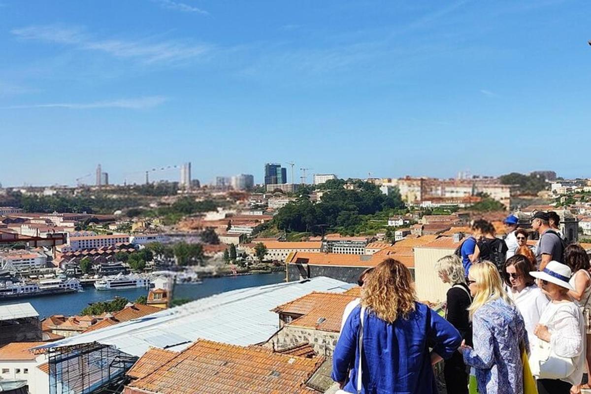 un gruppo di persone in piedi in cima a un edificio
