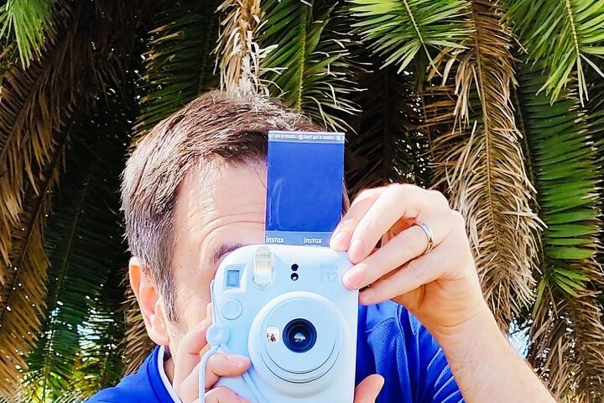 un uomo che scatta una foto con una macchina fotografica blu