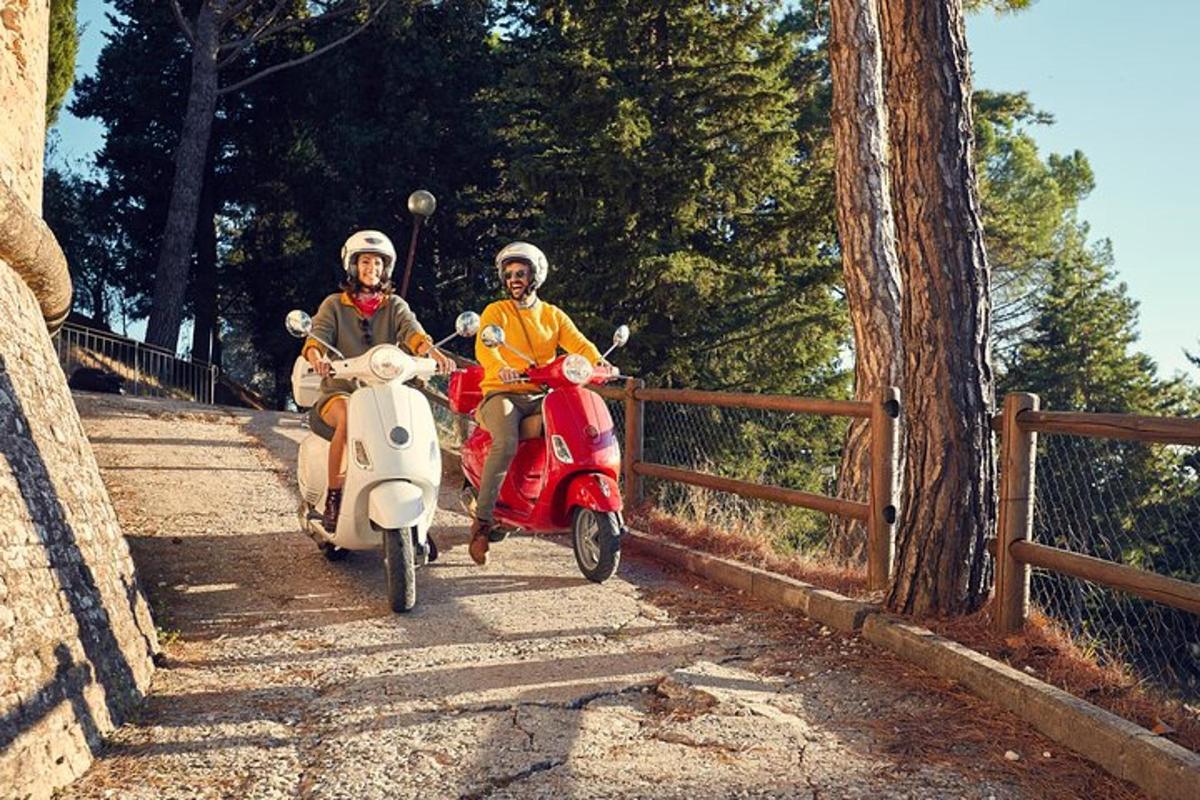due persone in scooter su una strada sterrata