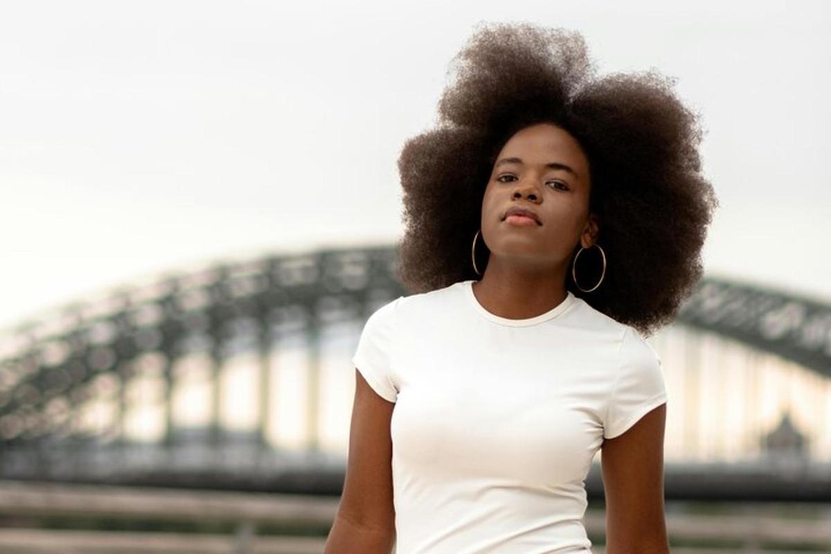 afro-naine seisab silla ees