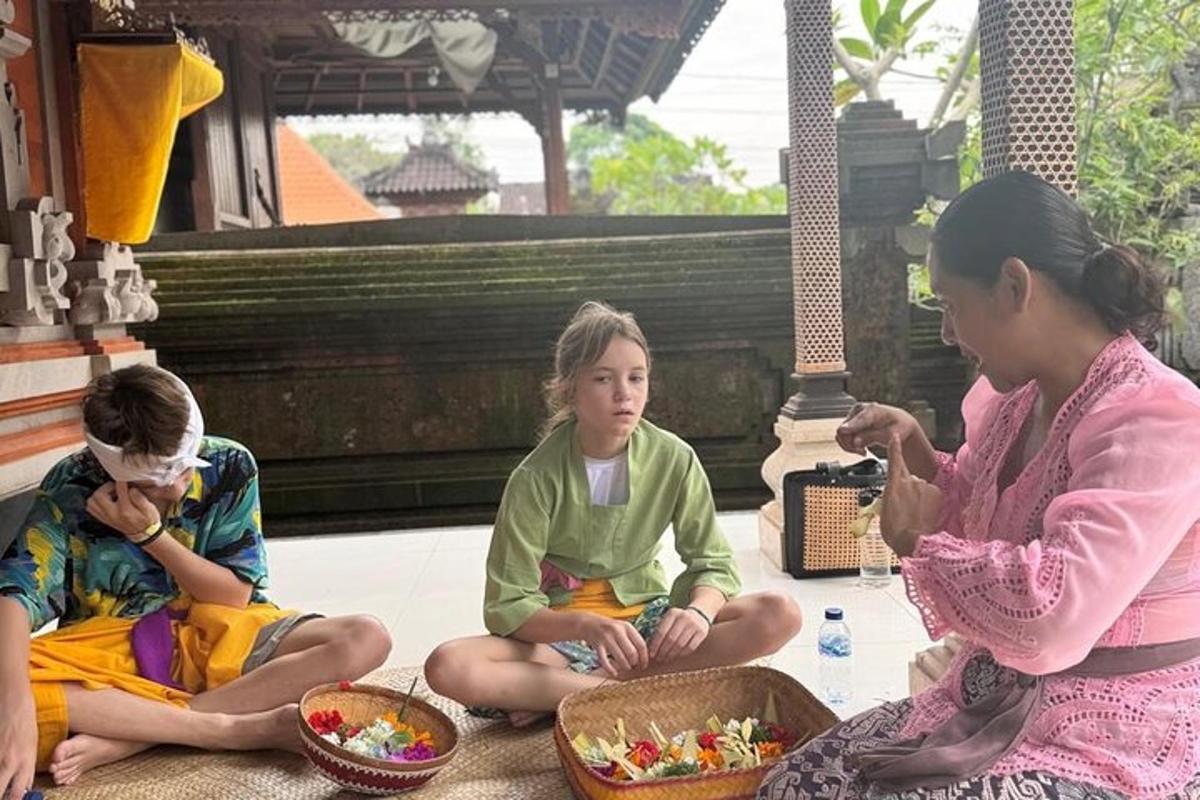 isang grupo ng tatlong bata na nakaupo sa sahig