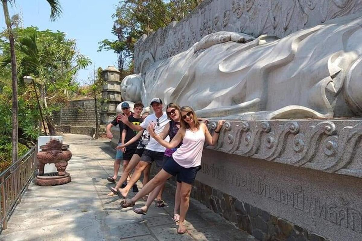 un grup de persones dempeus al costat d'una estàtua